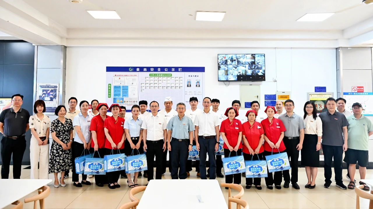 校长王永贵慰问暑期在岗一线教职工